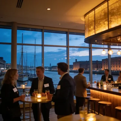 Netzwerk-Abend in einer Hotelbar mit Blick auf einen Stadthafen in der Dämmerung