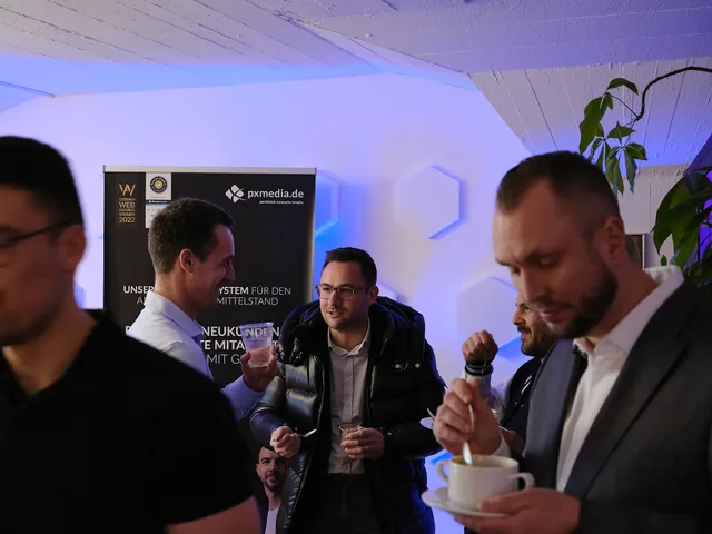 Gäste im Gespräch beim Networking nach dem Businesstalk