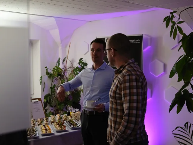 Networking mit Häppchen nach dem Vortrag