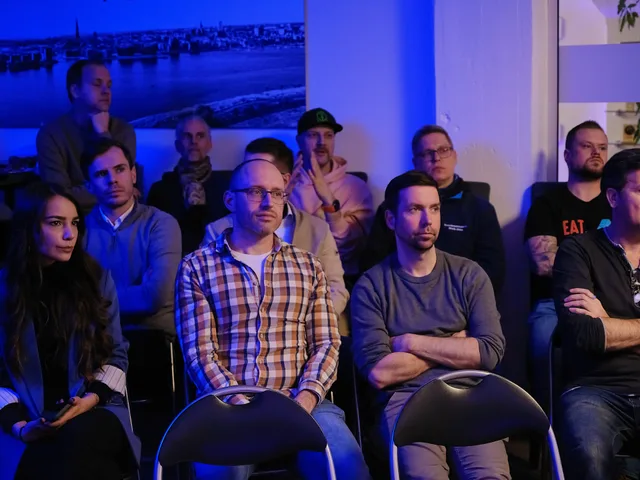 Gäste in einer Sitzreihe verfolgen den Vortrag