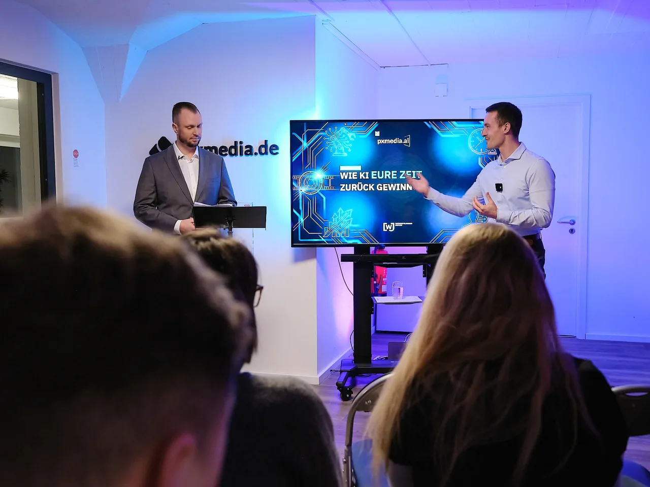 Bühnensituation beim WJ-Businesstalk „Wie KI eure Zeit zurückgewinnt“ bei pxMEDIA in Rostock
