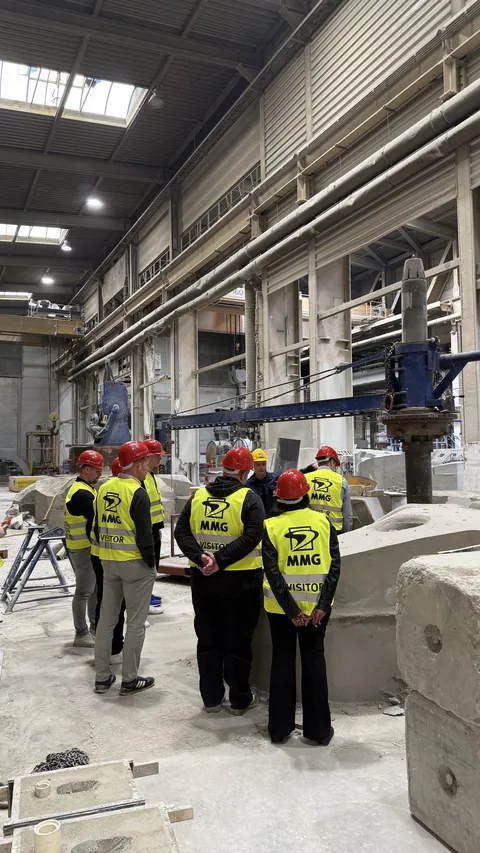 Besuchergruppe in Warnwesten und Helmen in einer Werkshalle der MMG Mecklenburger Metallguss