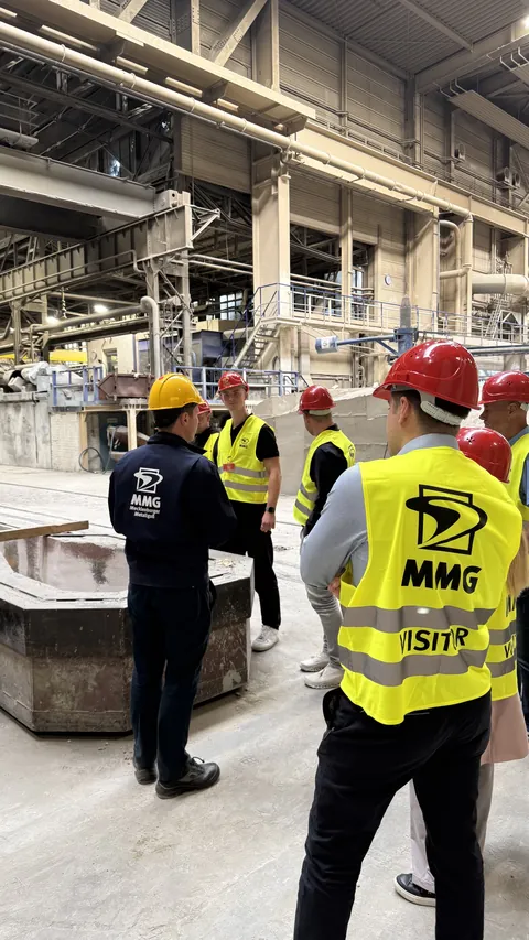 Ein MMG-Mitarbeiter erklärt der Besuchergruppe die Fertigung in der Gießerei