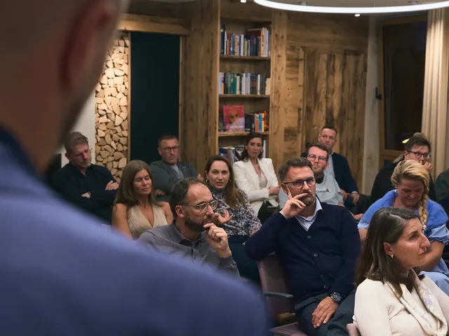 Das Publikum beim ersten Abend im September 2026 hört aufmerksam zu