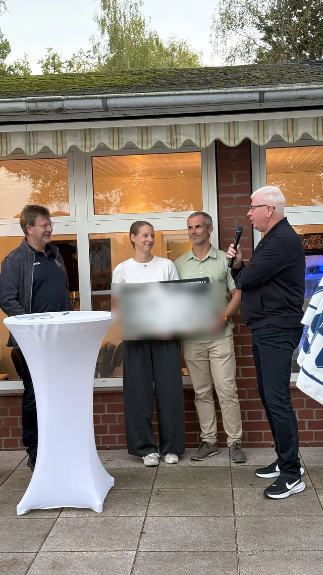 Ehrung der beiden Drachenboot-Sportler mit einem Spendenscheck vor dem See-Idyll Schwerin