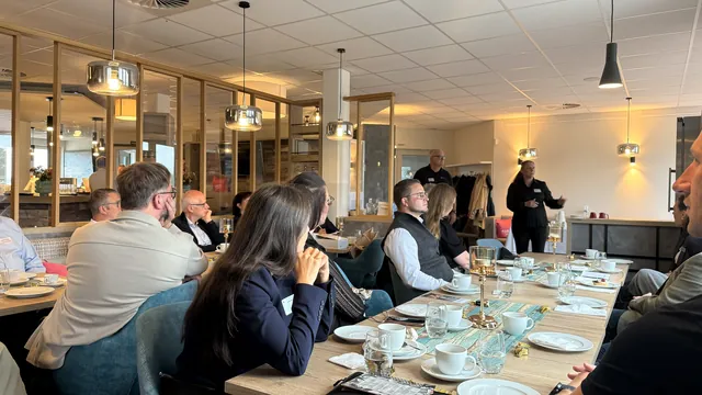 Begrüßung beim Unternehmerfrühstück im Clubhaus der Golfanlage Warnemünde — Gäste an der langen Frühstückstafel