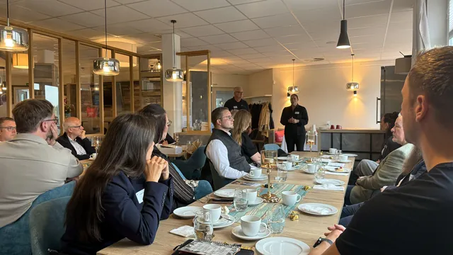 Unternehmerinnen und Unternehmer am Frühstückstisch im Clubhaus der Golfanlage Warnemünde