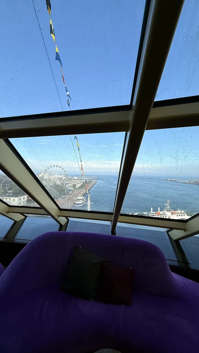 Lounge ganz oben auf der AIDAmar mit Glasfront und Blick über Warnemünde