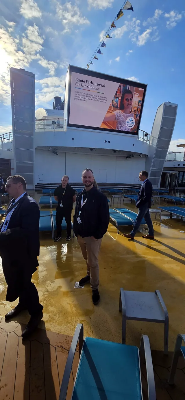 Michael Selck beim Rundgang auf dem Pooldeck der AIDAmar