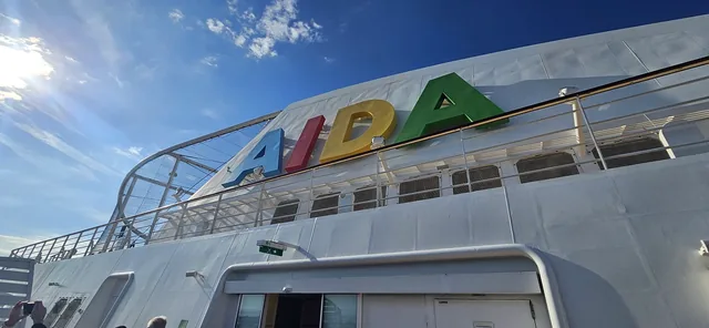 Der bunte AIDA-Schriftzug am Schornstein der AIDAmar