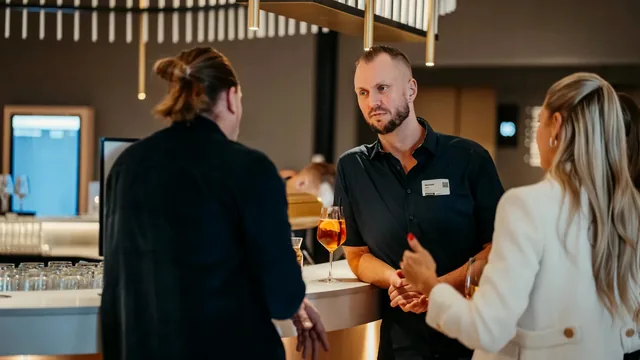 Michael Selck im Gespräch an der Bar des ScanHotels Stadthafen (Foto: Henning Kragl)